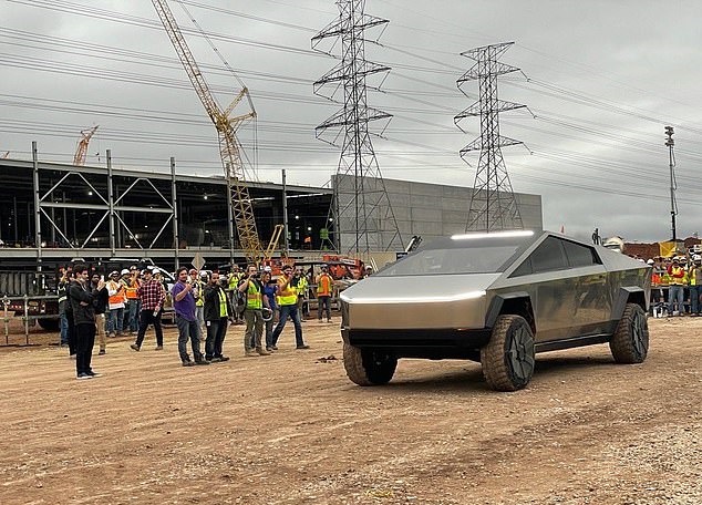 일론 머스크 테슬라 CEO가 현지시간으로 16일 텍사스주에 있는 전기픽업 ‘사이버트럭’ 생산공장 부지를 직접 방문했다.