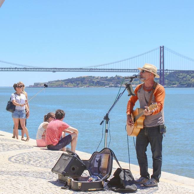 거리에는 사람들의 웃음소리가 끊이질 않았다, 남의 속도 모르고