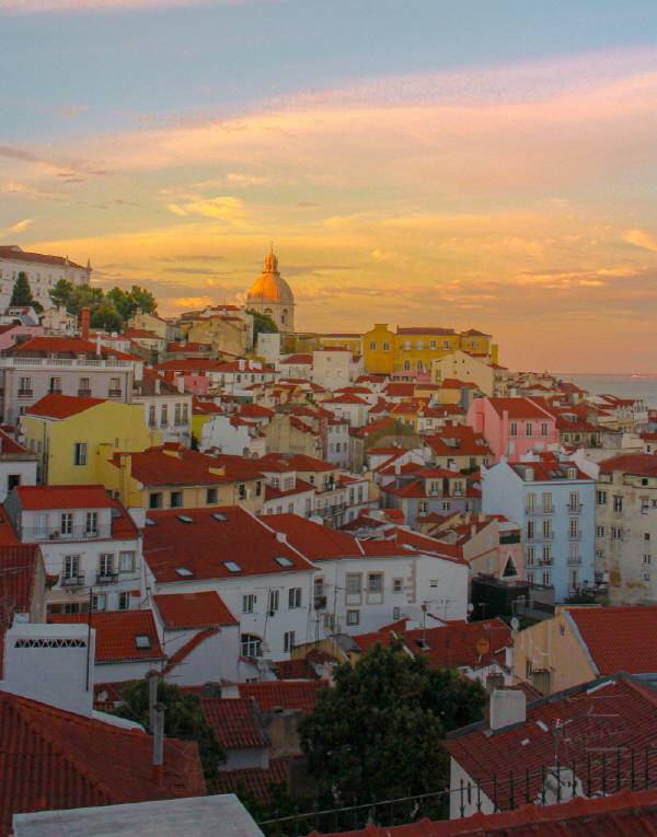 아직 다 저물지 못한 해가 하늘에 잔상을 남겼다