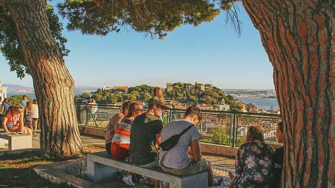 리스본의 전망대 중 가장 높은 곳에 위치한 세뇨라 두 몬테 전망대. 알칸타라 전망대와 함께 인기가 많은 노을 명소다