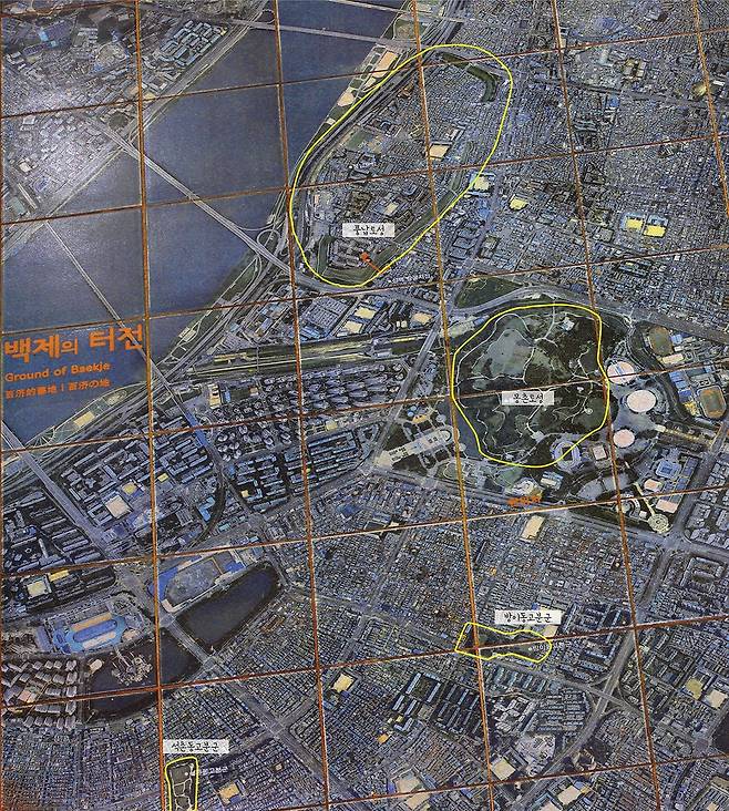 한성백제박물관 로비에는 풍납토성과 몽촌토성, 방이동·석촌동 고분군의 위치를 한눈에 볼 수 있는 위성사진이 바닥재에 프린트되어 있다.[사진/전수영 기자]