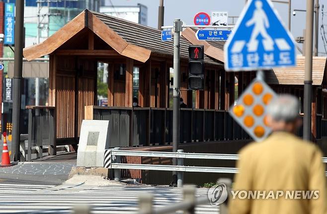 우림교 바라보는 시민 (전주=연합뉴스) 정경재 기자 = 21일 전북 전주시 완산구에 있는 우림교를 한 시민이 걷고 있다.      최근 경관시설 조성을 마친 이 다리는 일본 전통 양식과 닮았다는 지적이 꾸준히 제기되고 있다. 2021.4.21 jaya@yna.co.kr