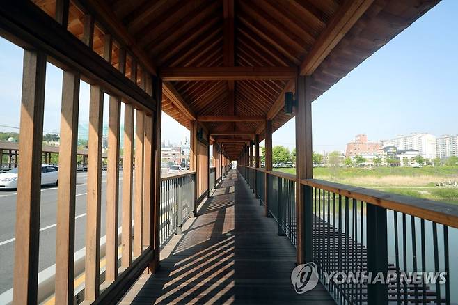 새롭게 단장한 우림교 (전주=연합뉴스) 정경재 기자 = 21일 전북 전주시 완산구에 있는 우림교를 한 시민이 걷고 있다. 2021.4.21 jaya@yna.co.kr