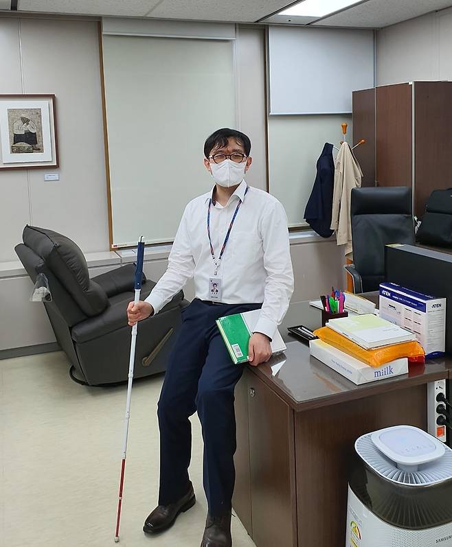 시각장애인 김동현 판사 (수원=연합뉴스) 강영훈 기자 = 지난 20일 시각장애인인 김동현 판사가 수원지법 판사실에서 취재진을 맞이하고 있다.