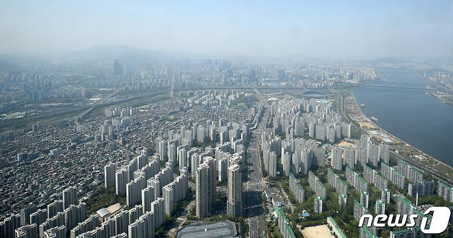 서울 송파구 롯데월드타워 서울스카이에서 바라본 잠실과 강남 일대 아파트 단지의 모습. 2021.4.19/뉴스1 © News1 조태형 기자