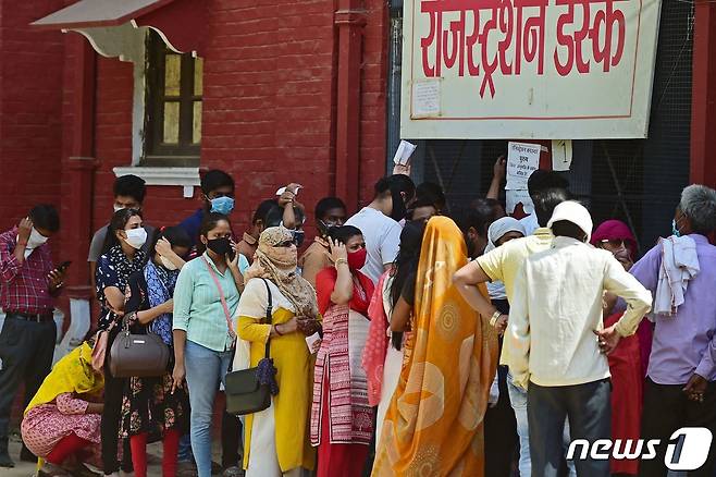 인도 시민들이 코로나19 검사를 받기 위해 대기하고 있다.© AFP=뉴스1