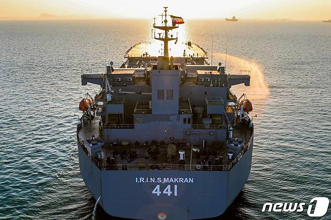 14일(현지시간) 오만 만의 걸프 해역에서 열린 이란 해군의 대규모 해상 훈련에 신형 함정 마크란이 참여를 하고 있다. (사진은 기사 내용과 무관함) / 뉴스1 © News1
