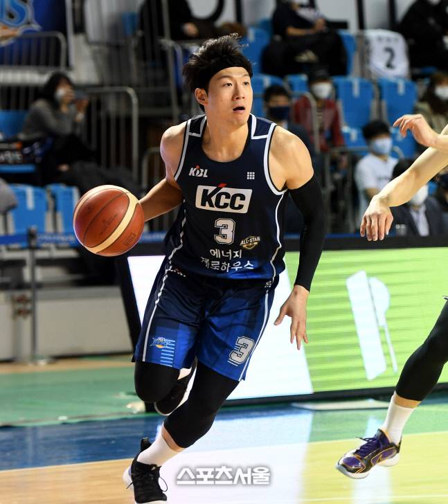 KCC 모션오펜스의 출발점인 포인트 가드 이정현. 2021.  1. 19. [스포츠서울 DB]