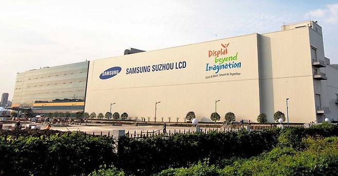 삼성이 최근 매각한 中쑤저우 생산 라인 삼성디스플레이가 중국 CSOT에 매각한 중국 쑤저우 생산 라인 전경. 이 생산 라인이 중국 업체로 넘어가면서 삼성디스플레이의 LCD 생산 능력은 월 8만장 수준으로 줄어들었다. /삼성디스플레이