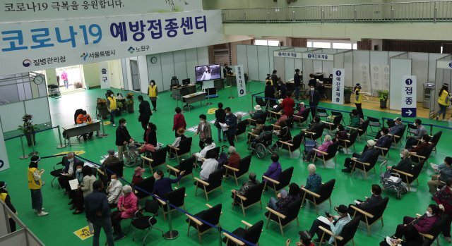 서울 노원구 구민체육센터에 설치된 코로나19 예방접종센터에서 2차 백신을 맞은 어르신들이 휴식을 취하며 대기하고 있다.