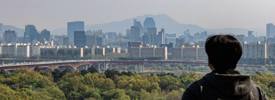 서울 성동구 응봉산에서 바라본 강남구 압구정동 아파트 단지의 모습. <연합뉴스>