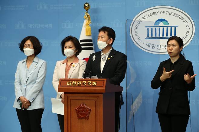 더불어민주당 초선의원들이 22일 국회 소통관에서 당 지도부에 요구하는 쇄신안을 발표하고 있다. 연합뉴스.