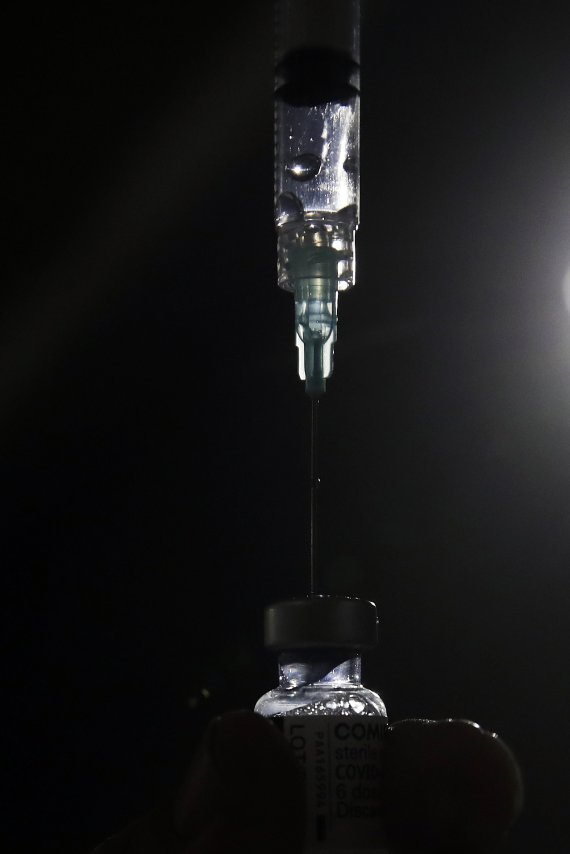 지난 4일(현지시간) 프랑스 파리 외곽의 사르셀에 있는 백신 접종 센터에서 한 의료인이 미국 제약사 화이자의 코로나19 백신 접종을 준비하고 있다. AP뉴시스