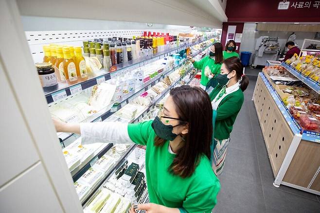 Activists from Consumer Climate Action act out shopping at the Mokdong branch of iCOOP Natural Dream store in Seoul while thinking about Earth during the group’s event to mark the 51st Earth Day. (pool photo)