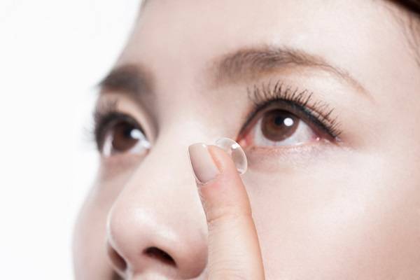 매일 렌즈를 착용하던 중 눈에 생긴 실핏줄이 장기간 뚜렷해진다면 ‘각막 신생혈관’일 수 있다./사진=클립아트코리아