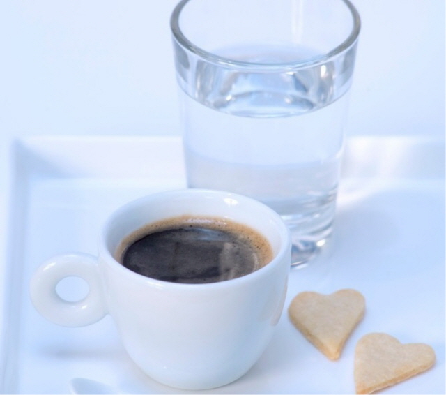 커피 마실 때 물도 함께 자주 섭취해야 피로‧불면증‧소화불량 등을 일으키는 만성탈수를 예방할 수 있다./사진=클립아트코리아