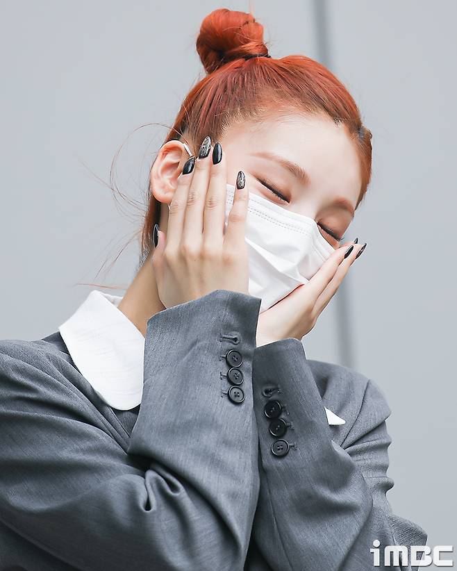 ITZY (ITZY) Yezi, Lia, Ryu Jin, Chaeryeong and Yuna showed off their lovely charm with the flower pedestal pose full of edge in uniform.ITZY (ITZY) Yezi, Lia, Ryu Jin, Chaeryeong and Yuna attended the recording of Knowing Brother at JTBC Studio in Ilsan, Gyeonggi Province on the afternoon of the 22nd.ITZY members have co-ordinated a variety of hairstyles and individual jackets, especially the show of calyx and various heart Pose, which have revealed a shameful charm.(GIF is highly appreciated via the iMBC website in PC environments)iMBC Photo