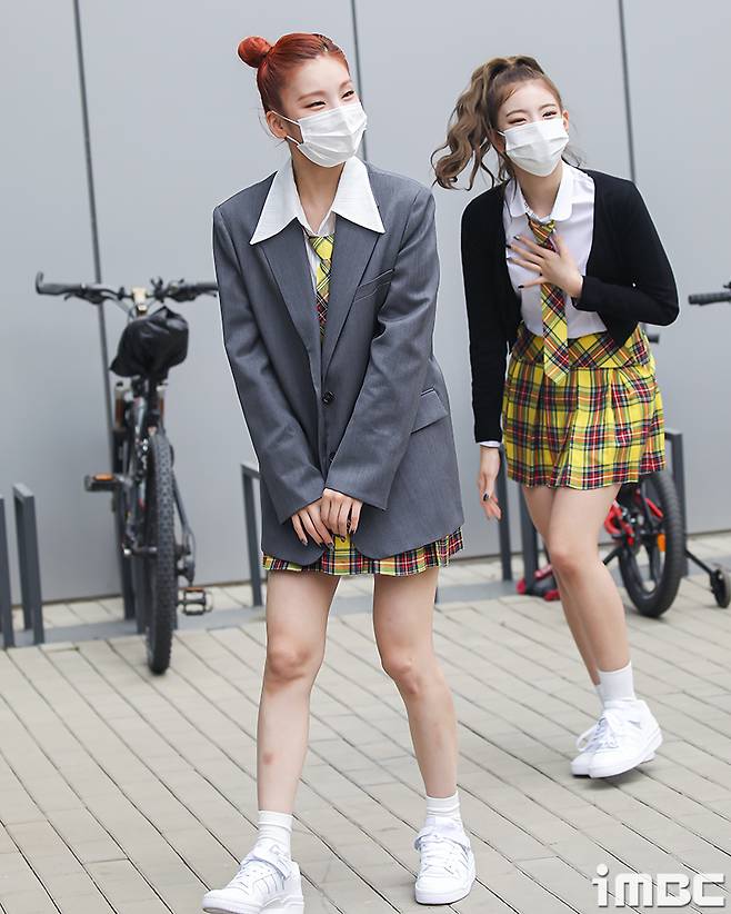 ITZY (ITZY) Yezi, Lia, Ryu Jin, Chaeryeong and Yuna showed off their lovely charm with the flower pedestal pose full of edge in uniform.ITZY (ITZY) Yezi, Lia, Ryu Jin, Chaeryeong and Yuna attended the recording of Knowing Brother at JTBC Studio in Ilsan, Gyeonggi Province on the afternoon of the 22nd.ITZY members have co-ordinated a variety of hairstyles and individual jackets, especially the show of calyx and various heart Pose, which have revealed a shameful charm.(GIF is highly appreciated via the iMBC website in PC environments)iMBC Photo