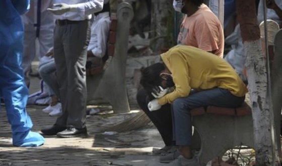 지난 19일 인도 수도 뉴델리의 코로나19 시신 화장장에서 친척의 죽음을 슬퍼하는 남성. 연합뉴스