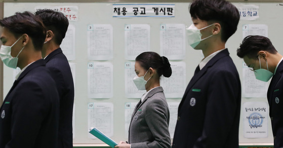 High school students line up at a job fair held in Duksoo High School in Seongdong District, eastern Seoul in October. [NEWS1]