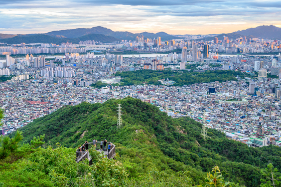 Mount Yongma in Jungnang District, eastern Seoul, was often visited by the X generation, or those in their 40s and 50s. [SEOUL TOURISM ORGANIZATION]