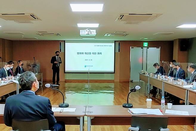 지난 20일 서울 방배동 한국제약바이오협회 2층 대회의실에서 개최된 이사장단 워크숍을 통해 원희목 회장이 '변화와 혁신을 위한 과제'를 주제로 발표하고 있다. 사진=한국제약바이오협회 제공