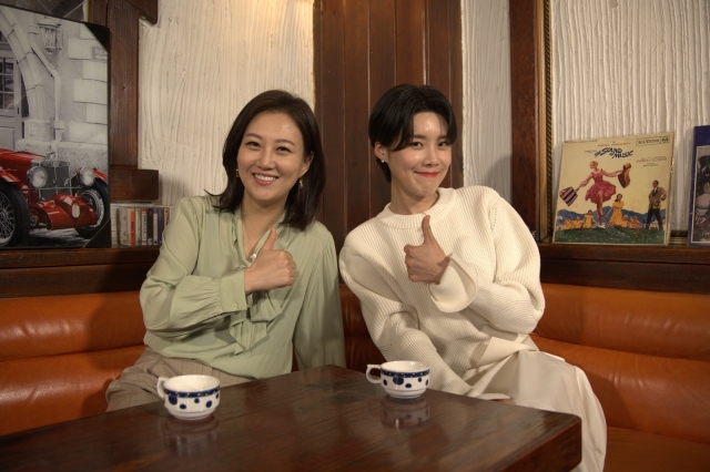 JTBC '와썹 K-할매'의 진행을 맡은 가수 장윤정(왼쪽)과 개그우먼 장도연. JTBC 제공
