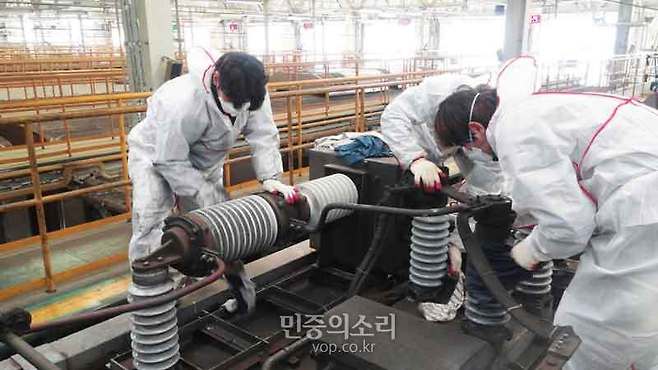 ▲서울 지하철 전동차 경정비 업무를 맡았던 용역업체 소속 노동자들 모습. 노동존중을 표방한 서울시는 용역노동자들을 2017년부터 직접 고용하기 시작했고 이 과정에서 일부 서울교통공사 정규직원들이 불공정하다고 반발했다. ⓒ민중의소리