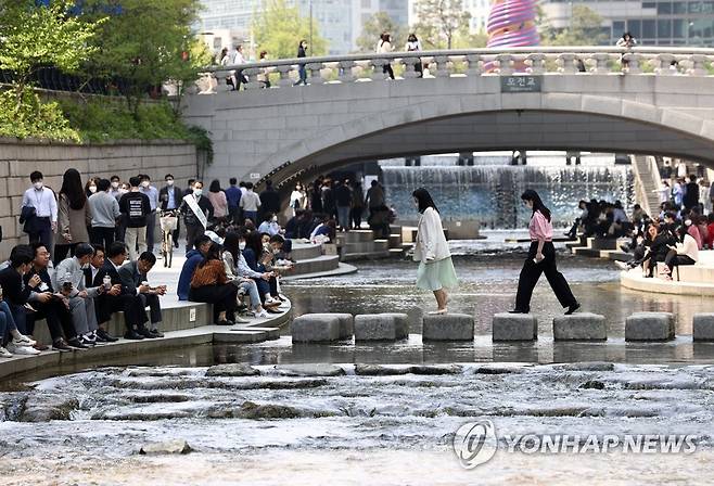 전국 초여름 날씨를 보인 21일 시민들이 서울 청계천에서 시간을 보내고 있다.[사진 출처 = 연합뉴스]
