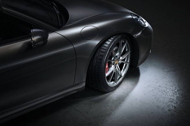 한국타이어앤테크놀로지가 포르쉐의 대표 고성능 스포츠 로드스터인 ‘718 박스터’에 초고성능 타이어인 ‘벤투스 S1 에보3’를 신차용 타이어로 공급한다./사진=한국타이어앤테크놀로지