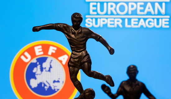 유럽슈퍼리그는 지난 21일(한국시각) 슈퍼리그에 대한 재검토를 진행할 예정이라고 밝혔다. 사진은 유럽슈퍼리그 로고 앞에 놓여있는 축구선수를 형상화한 피규어. /사진=로이터