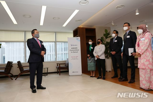 [서울=뉴시스] 구자열 LS그룹 회장이 22일, 주한 아세안 대사들을 LS용산타워로 초청해 환영사를 하고 있다