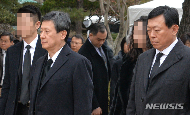 [서울=뉴시스] 신동빈 롯데그룹 회장(오른쪽)과 신동주 전 일본롯데홀딩스 부회장(왼쪽).