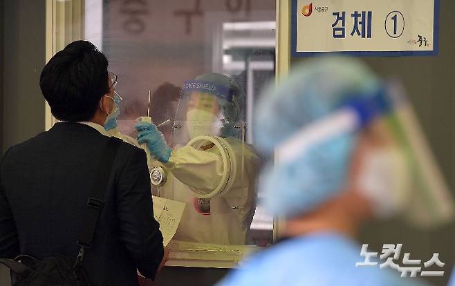 코로나19 임시선별검사소에서 의료진이 검체를 채취하고 있다. 박종민 기자
