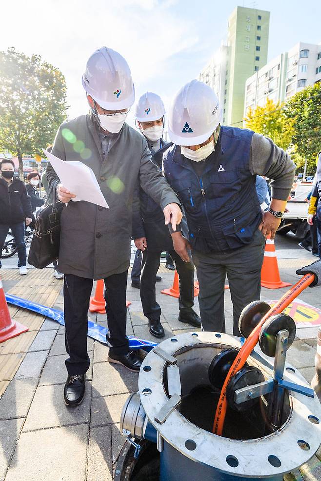지난해 10월 29일 서울 관악·구로·노원·마포·중랑구 일원에서 진행된 상수도 관망세척 기술경진대회 모습. 서울시 제공