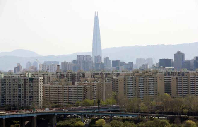 4월21일 서울시가 압구정동·여의도·목동·성수동 등 4곳의 재건축·재개발 사업 지역을 토지거래허가 구역으로 지정했다. 사진은 압구정동 현대아파트 단지 일대 모습 ⓒ연합뉴스