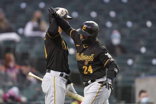 피츠버그 파이어리츠의 필립 에반스(오른쪽)가 21일(현지시간) 디트로이트에서 열린 디트로이트 타이거스와의 더블헤더 두번째 경기에서 6회 솔로 홈런을 친 후 동료선수와 세리머니를 펼치고 있다. AP|연합뉴스