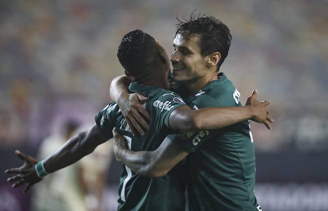 브라질 팔메이라스의 로니(왼쪽)가 21일(현지시간) 두번째 골을 성공시킨 후 팀동료의 축하를 받고 있다.  AP|연합뉴스,