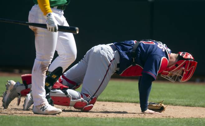 미네소타 트윈스의 포수 라이언 제퍼스가 21일(현지시간) 파울볼에 맞은 후 공까지 놓치자 고통을 호소하며 안타까워하고 있다. USA TODAY Sports