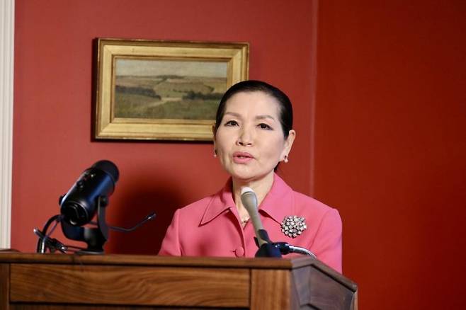 간담회 하는 유미 호건 여사 (워싱턴=연합뉴스) 래리 호건 미국 메릴랜드주 주지사의 부인 유미 호건 여사가 21일(현지시간) 메릴랜드 아나폴리스 관저에서 워싱턴특파원들과 간담회를 하고 있아. 2021.4.21. photo@yna.co.kr