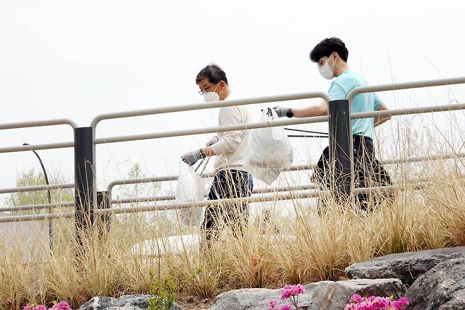 SK종합화학, 지구의날 맞아 플로깅 참여 22일 한강시민공원에서 나경수 SK종합화학 사장(왼쪽)과 구성원들이 플로깅을 하고 있다. [SK종합화학 제공. 재판매 및 DB 금지]