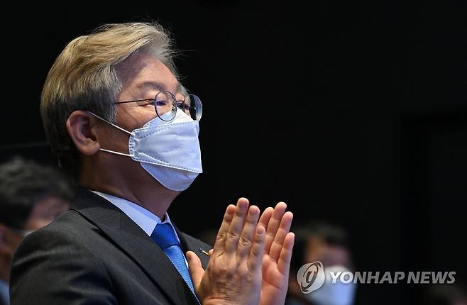 박수치는 이재명 경기도지사 [연합뉴스 자료사진]