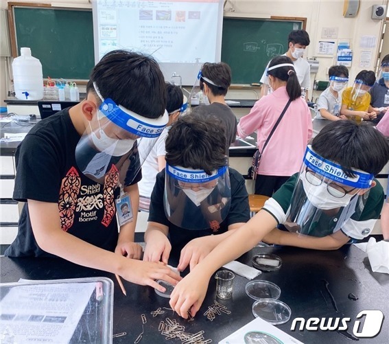 가천대학교 브릿지 과정학생들이 표면장력 실험을 하고 있는 모습.(가천대 제공) © News1