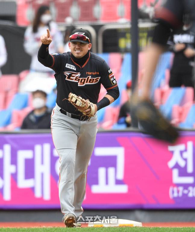 한화 라이온 힐리가 지난 4일 수원 KT위즈파크에서 열린 KT와 경기에서 호수비한 뒤 기뻐하고 있다.  수원 | 최승섭기자 thunder@sportsseoul.com