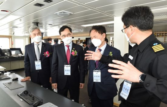 장영수 부경대 총장(왼쪽부터), 정종철 교육부 차관, 장영태 한국해양수산개발원장이 백경호 선내를 둘러보고 있다. [이미지출처=부경대]