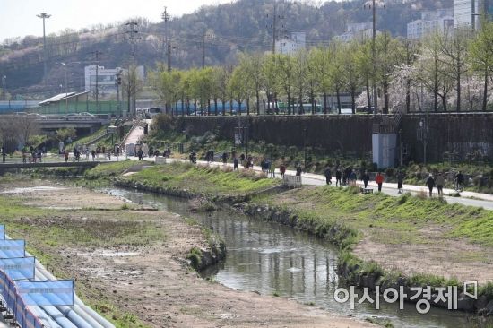 포근한 봄 날씨를 보인 5일 시민들이 서울 은평구 불광천에서 시간을 보내고 있다. /문호남 기자 munonam@