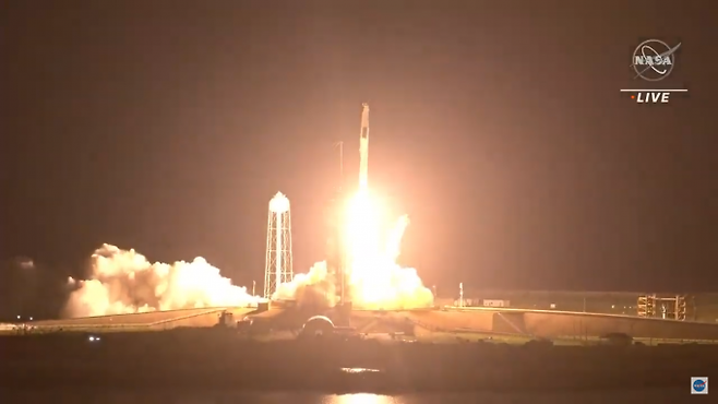 우주인 4명을 태운 유인 캡슐 '크루 드래건'이 23일 오후 6시 49분 미국 플로리다주 케네디우주센터에서 재활용 로켓 '팰컨9'에 실려 발사됐다. NASA 유튜브 캡처