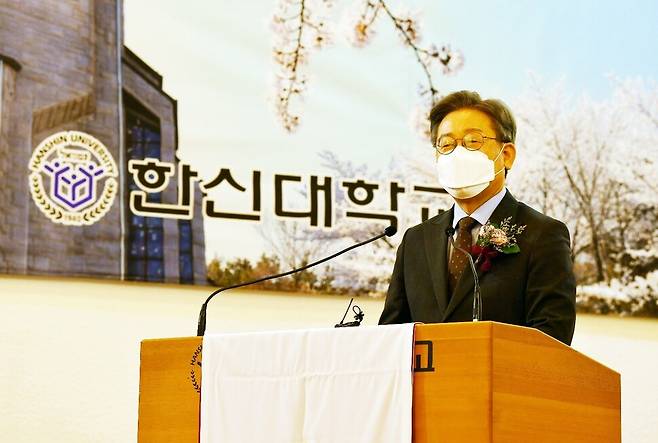 이재명 경기도지사가 23일 한신대(총장 연규홍) 경기캠퍼스 샬롬채플에서 ‘한신상’ 수상 소감을 말하고 있다. 사진 한신대 제공