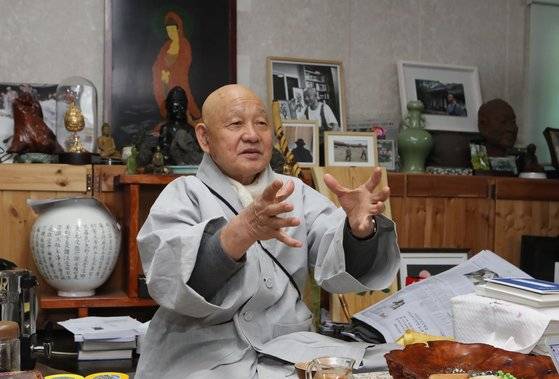 통도사 방장 성파 스님의 슬로건은 "일하며 공부하며, 공부하며 일하며"이다. 스님은 "일해야 공부할 수 있지, 일하지 않고서 어떻게 공부할 수 있느냐"며 생산 불교를 강조했다.