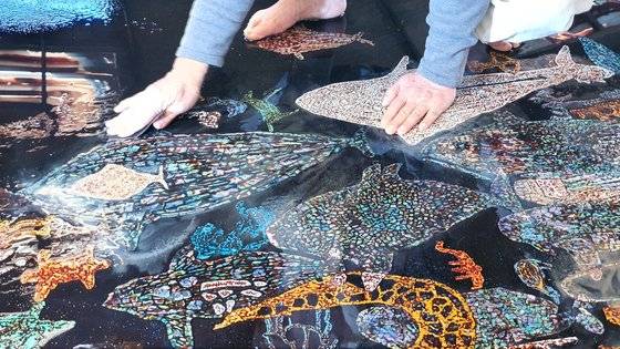 옻은 원래 색깔이 없다. 여기에 천연 염료를 녹여 넣어 옻칠을 한다. 옻칠한 삼베 위에 그려진 나전의 색색이 무척 아름답다. 성파 스님의 작품은 한반도에 깃들어 있는 고대사의 생생한 기록을 선명하게 보여준다는 측면에서도 의미가 깊다.